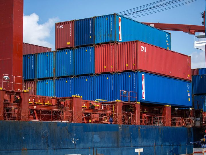 Pila de contenedores de carga en un puerto